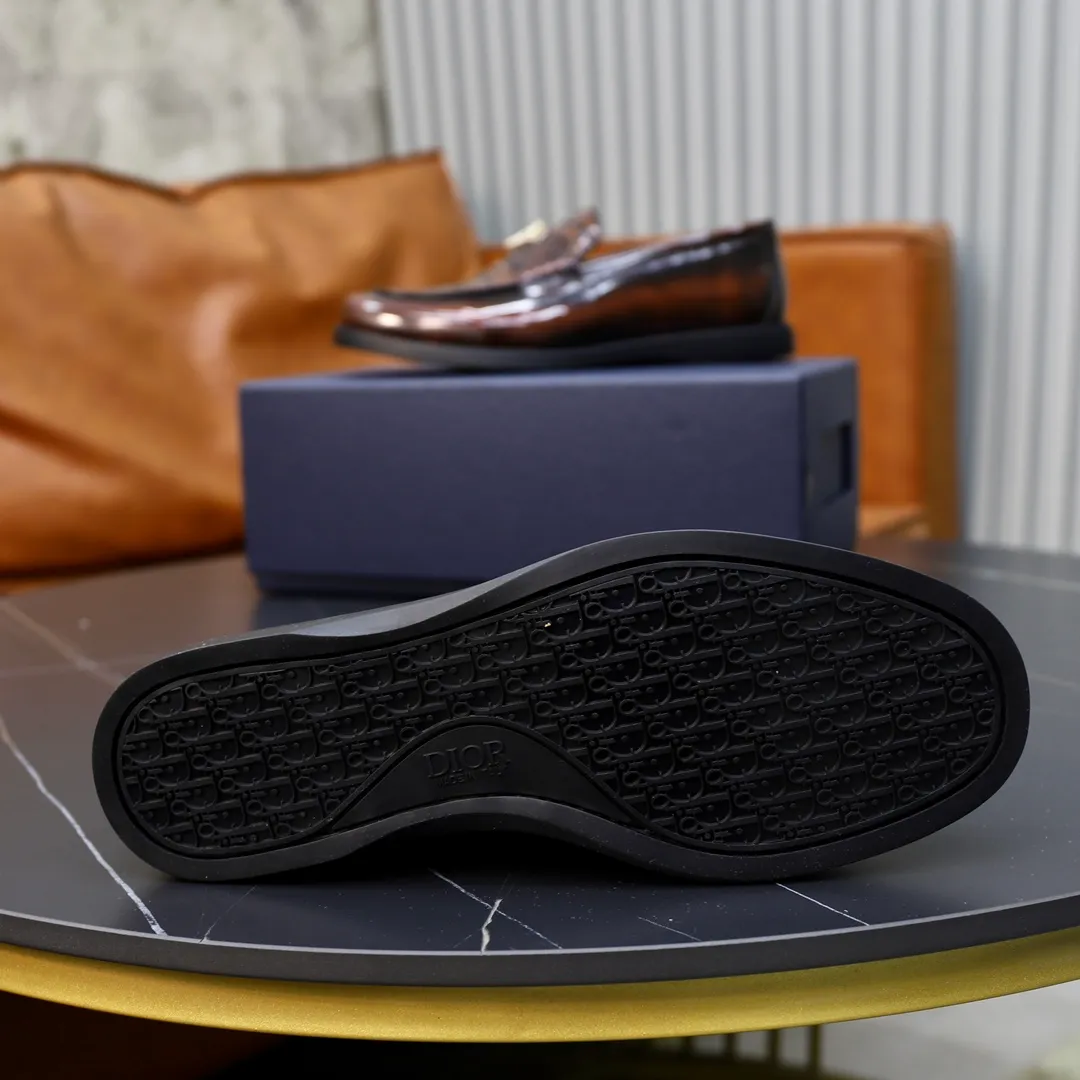 Ex-factory price: 540🙅‍♂️🙅‍♂️🙅‍♂️ Brand: Dior DIOR Standard code: Men's code 38/44 (45 can be customized) Grade: Same as the official website Material: Original cowhide stitching, cowhide lining, original TPU wear-resistant soft outsole Style categories: Leisure and sports version, footwear for driving, young fashion, European and American trends, British style Color: actual picture color